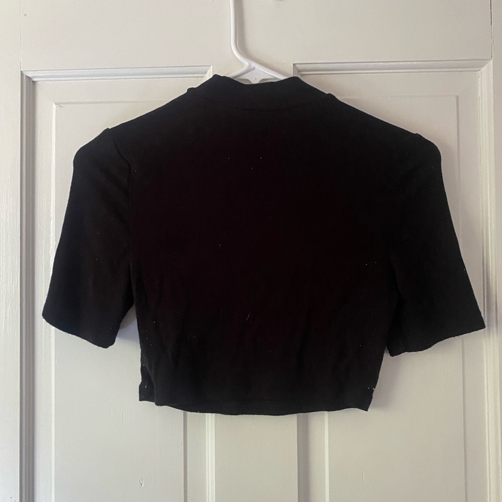 black mid sleeve crop top